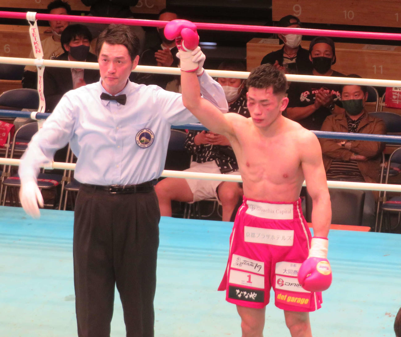 プロデビュー戦を飾り、勝ち名乗りを受けた嶋田