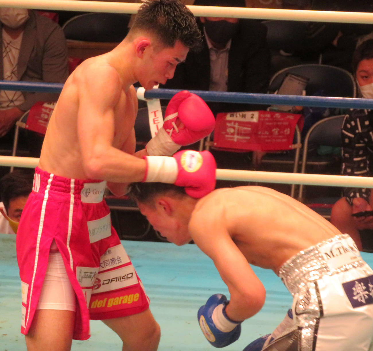 プロデビュー戦で神足（右）と打ち合う嶋田