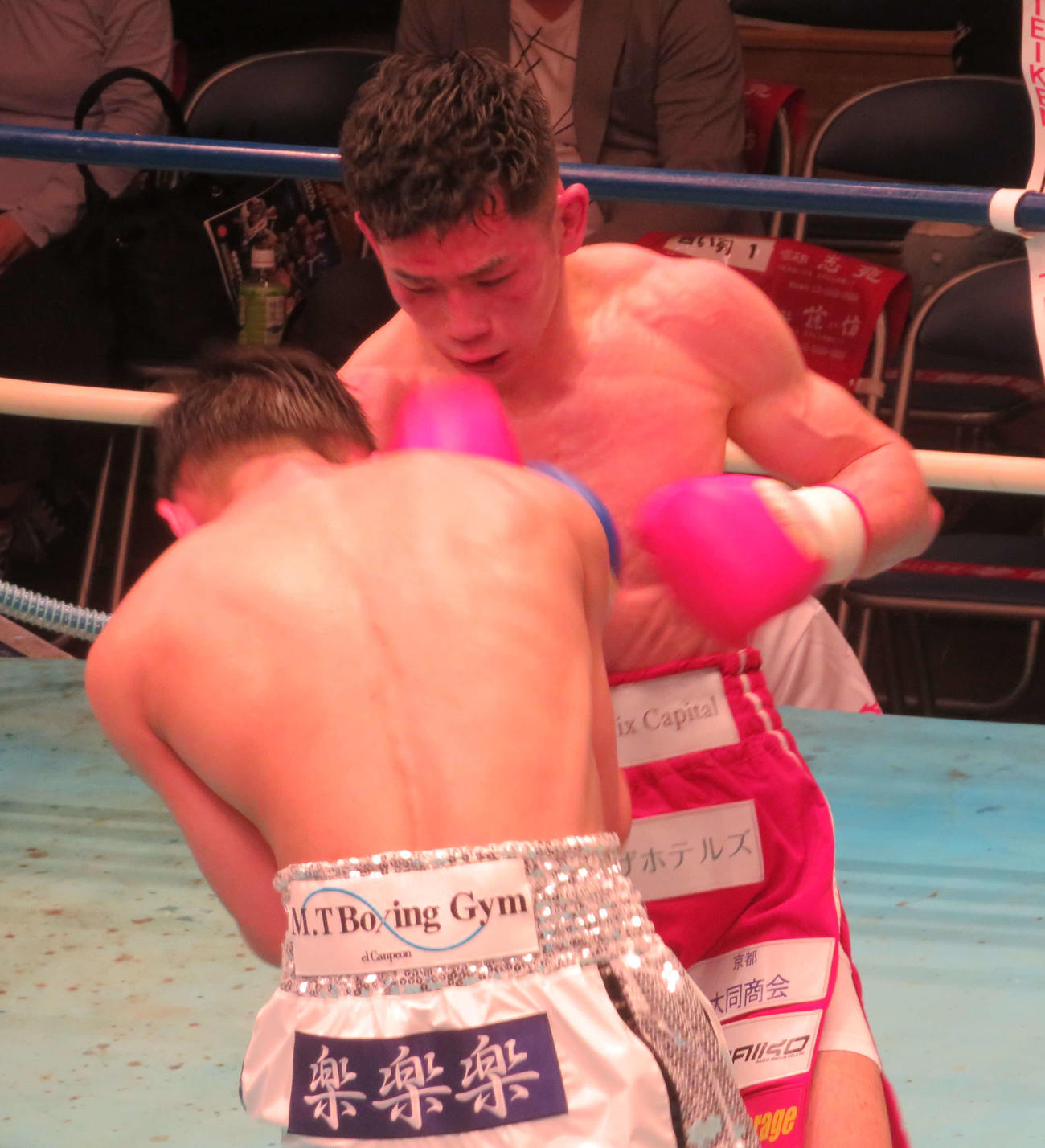 プロデビュー戦を勝利で飾った嶋田（右）