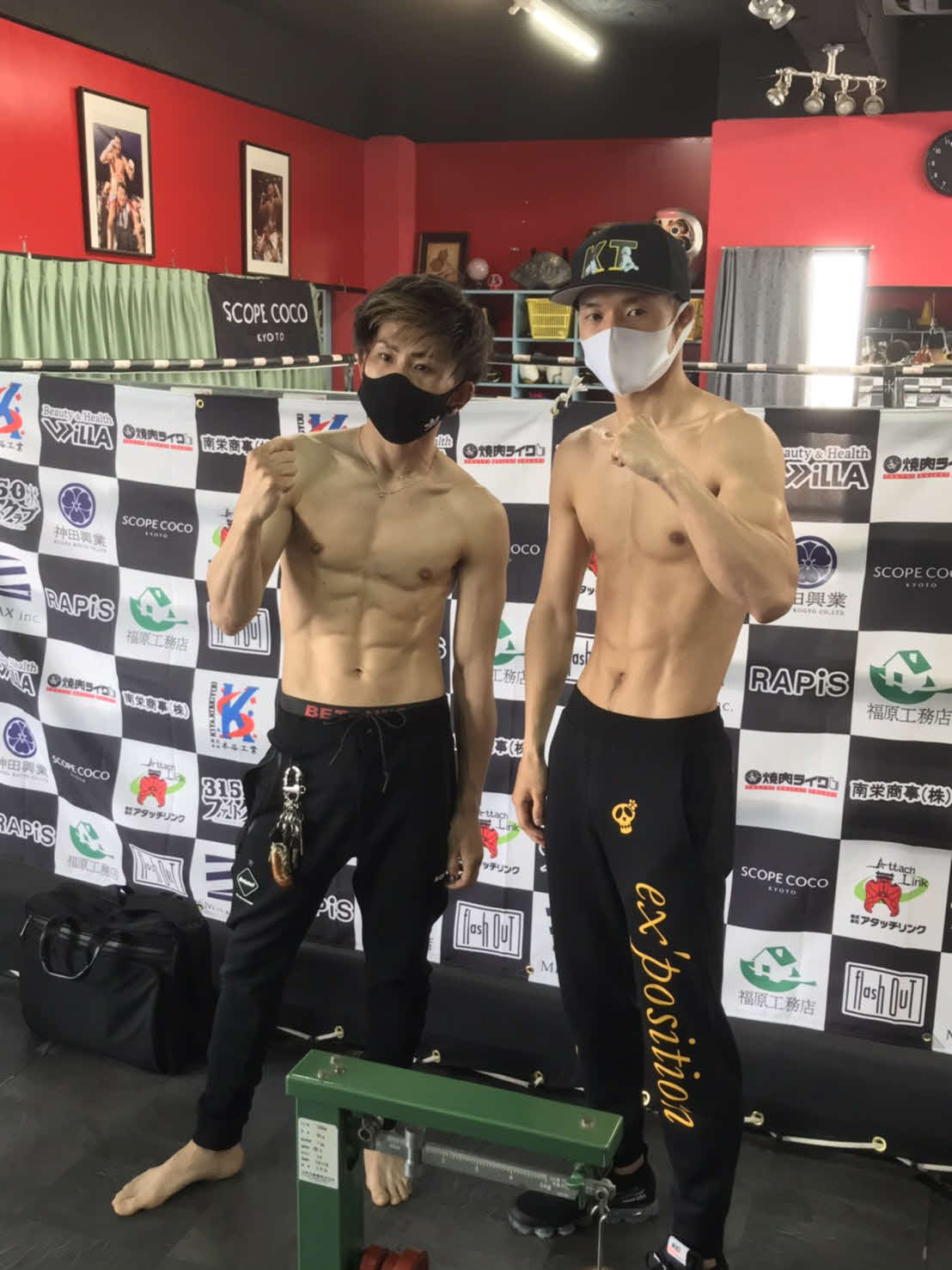 約1年10カ月ぶりの試合へ計量をクリアした亀田和毅（右）と対戦相手の三宅（JBC提供）