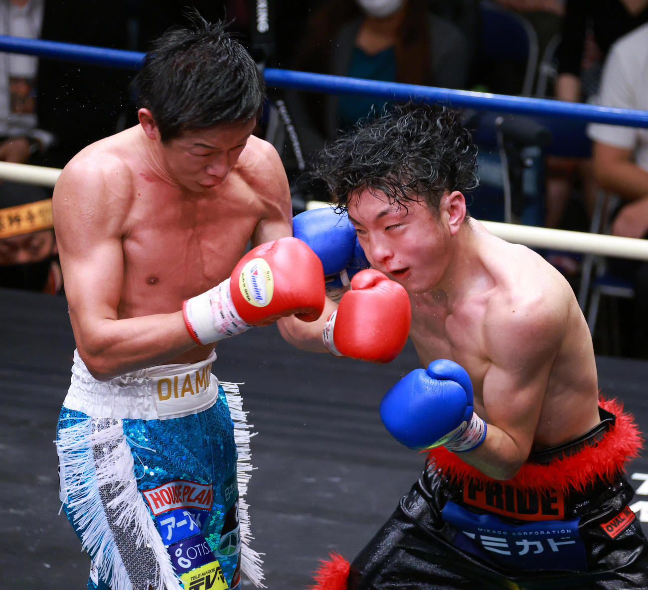 8回、森（右）に左アッパーを浴びせる清水（撮影・中島郁夫）