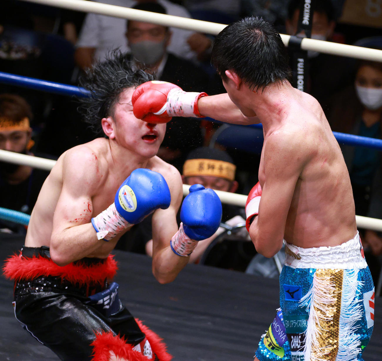 8回、森（左）に右ストレートを浴びせる清水（撮影・中島郁夫）