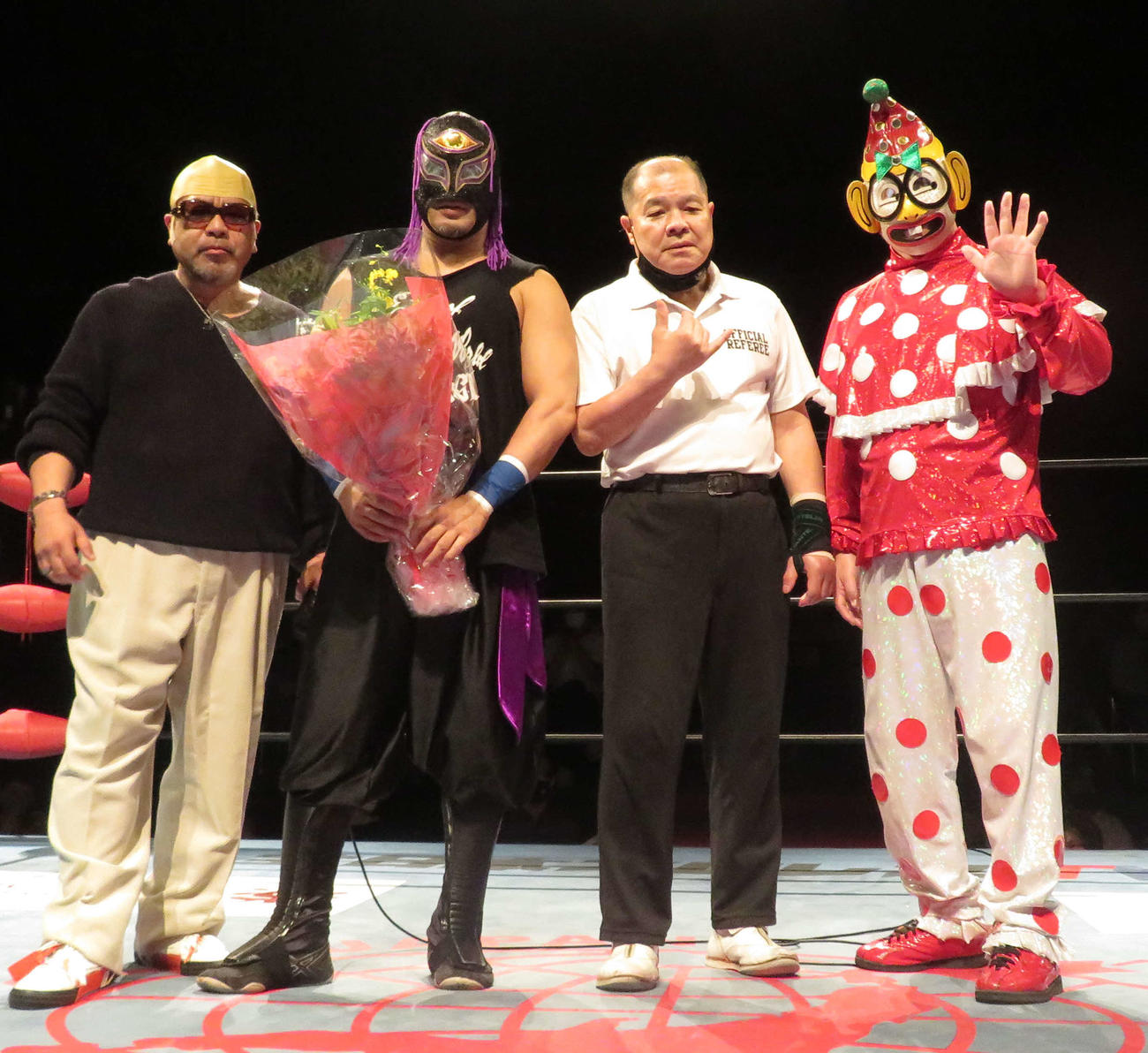 全日本プロレス新木場大会　20周年を迎えたイザナギ（左から2人目）は花束を受け取り、記念撮影に応じる。左から木原文人リングアナ、1人おいて和田京平レフェリー、くいしんぼう仮面（撮影・松熊洋介）