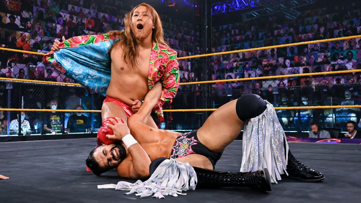 スニル・シンを右膝で抑えながらジャケットを使ってみえを切るイケメン二郎（C）2021 WWE, Inc. All Rights Reserved.