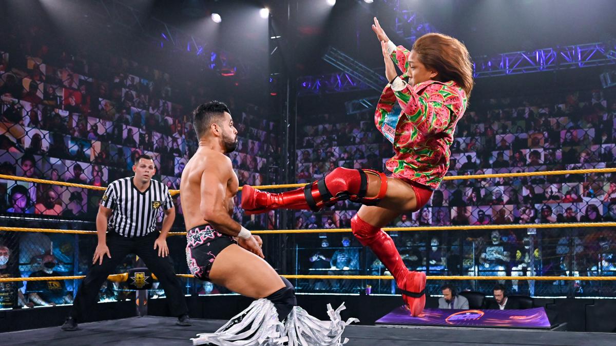 スニル・シン（左）にイケメンシュラッシュを蹴りこむイケメン二郎（C）2021 WWE, Inc. All Rights Reserved.