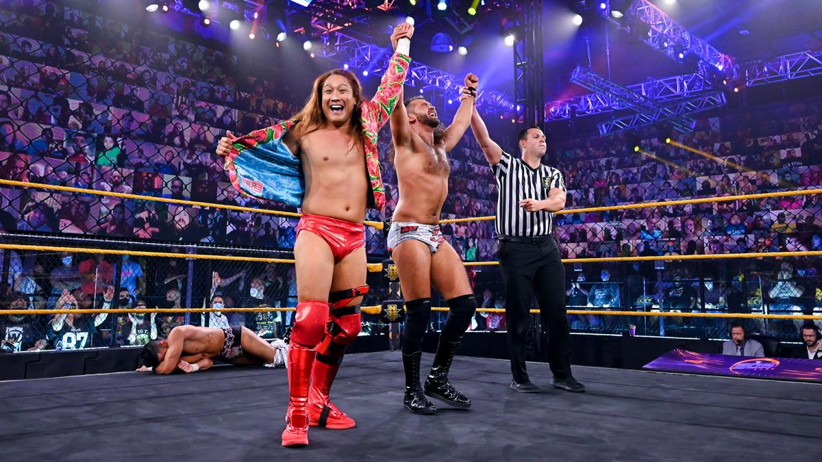 パートナーのグレイ（中央）とともに勝ち名乗りを受けたイケメン二郎（左端）（C）2021 WWE, Inc. All Rights Reserved.
