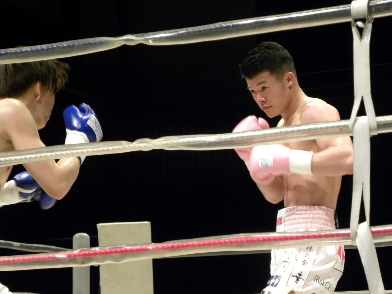 約1年10カ月ぶりの試合に臨んだ亀田和毅（右）（撮影・松本航）