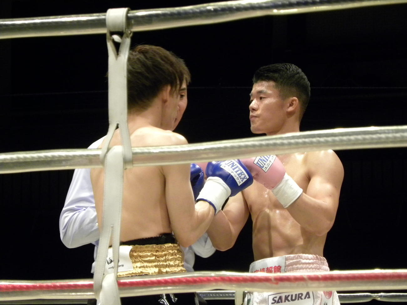 約1年10カ月ぶりの試合に臨んだ亀田和毅（右）（撮影・松本航）