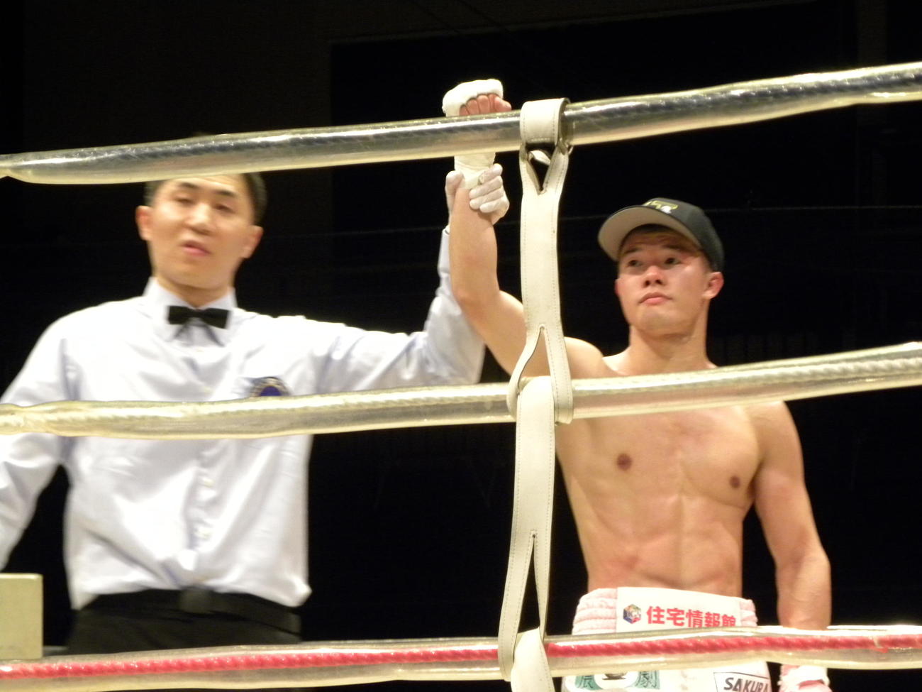 約1年10カ月ぶりの試合を判定で制した亀田和毅（右）（撮影・松本航）
