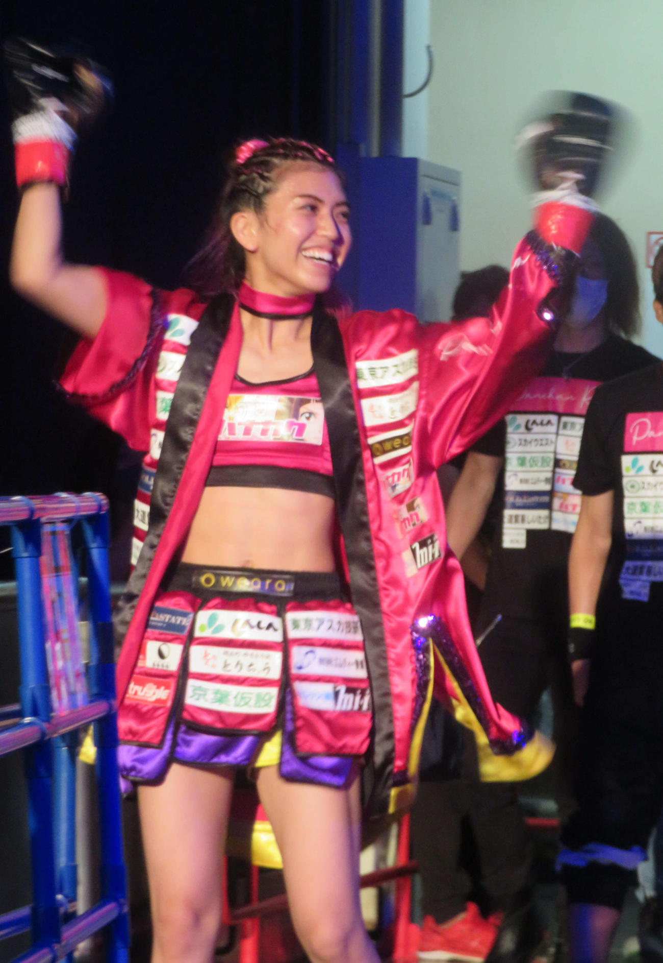 入場時にファンの拍手に笑顔で応えるぱんちゃん璃奈