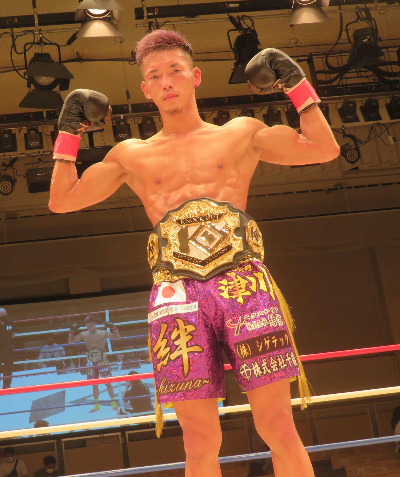 初防衛に成功し、ガッツポーズをみせるKNOCK OUT－BLACKライト級王者バズーカ巧樹