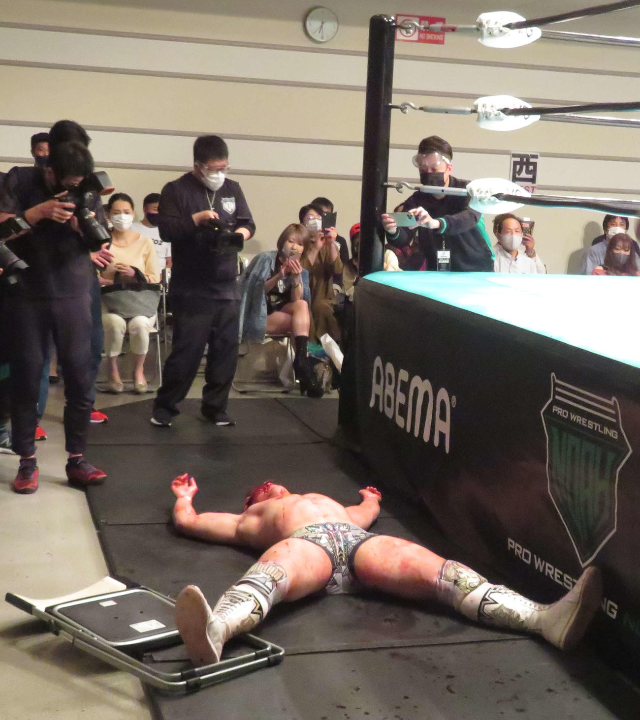 プロレスリング・ノア横浜大会　NOSAWA論外に椅子で攻撃され、倒れ込む清宮海斗（撮影・松熊洋介）