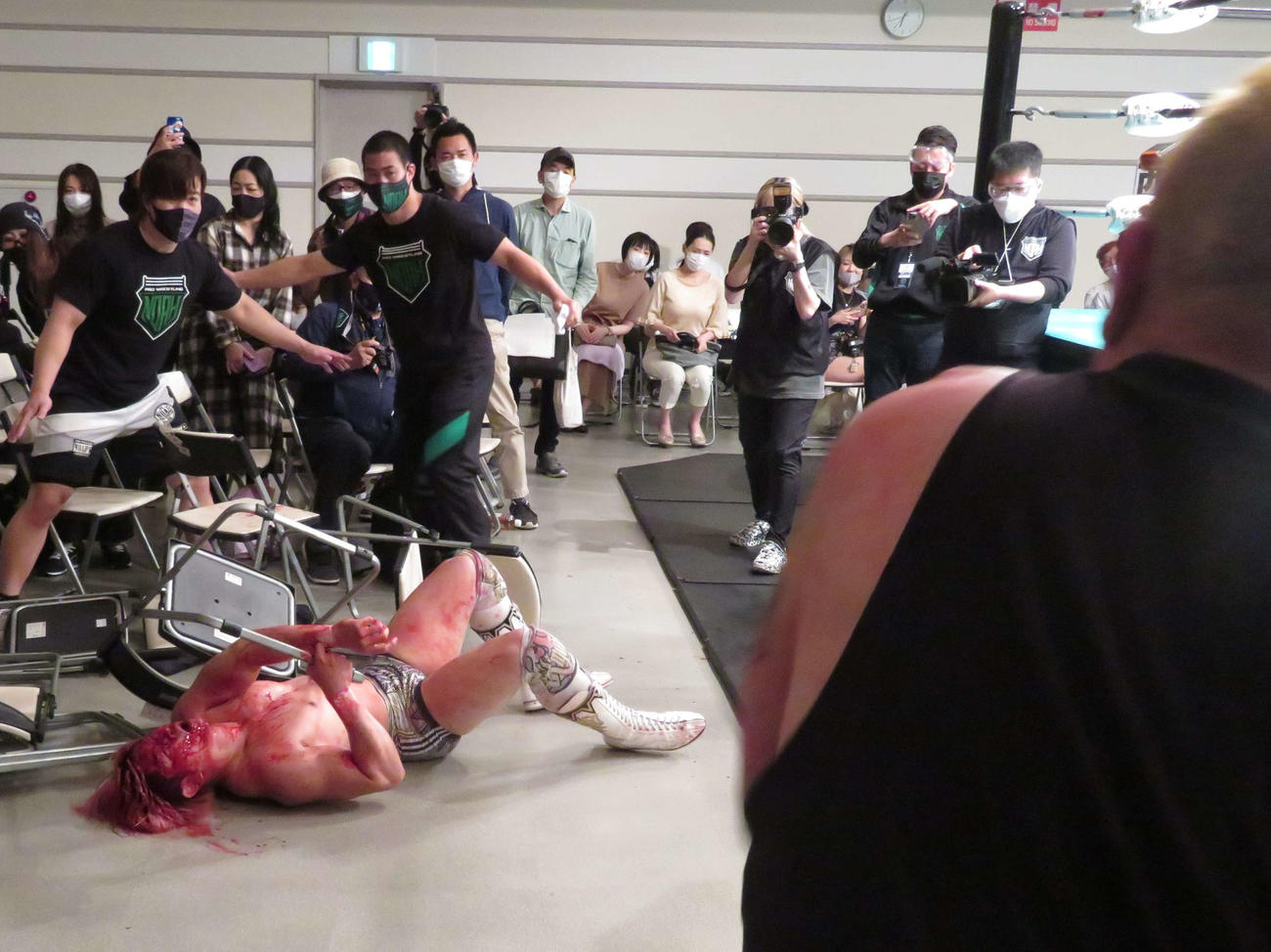 プロレスリング・ノア横浜大会　NOSAWA論外（右手前）に椅子を投げつけられる清宮海斗（撮影・松熊洋介）