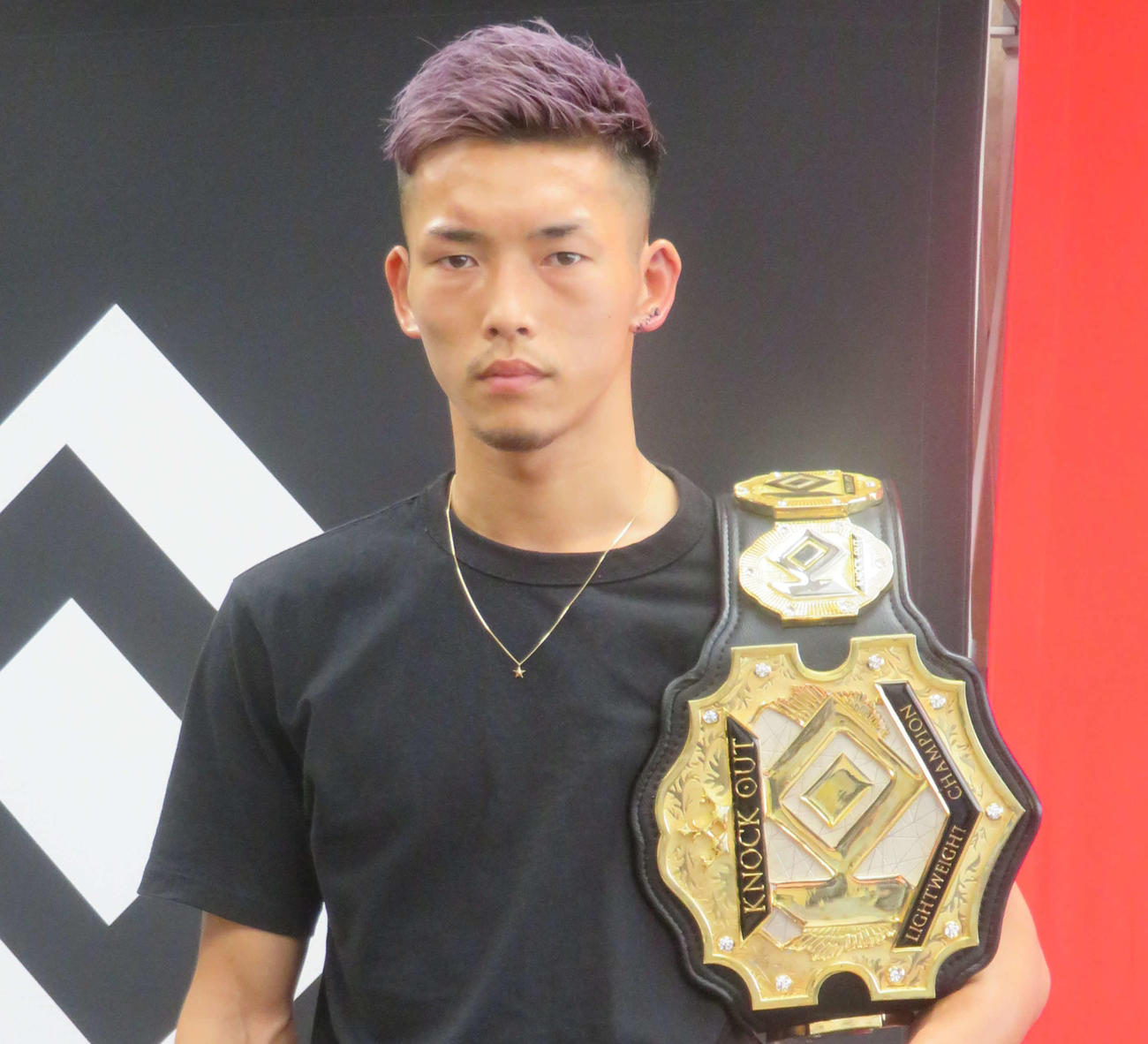 初防衛に成功し、一夜明け会見に臨んだKNOCK OUT－BLACKライト級王者バズーカ巧樹