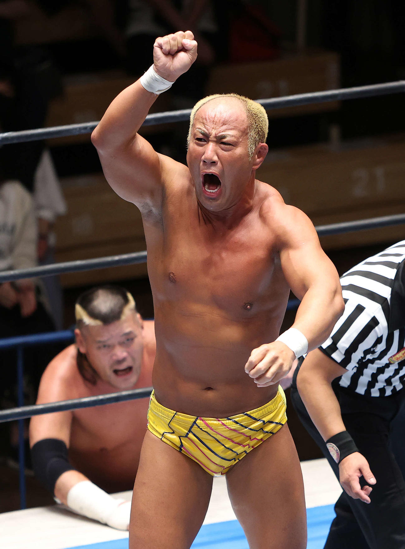 雄たけびを上げる本間朋晃（撮影・鈴木正人）