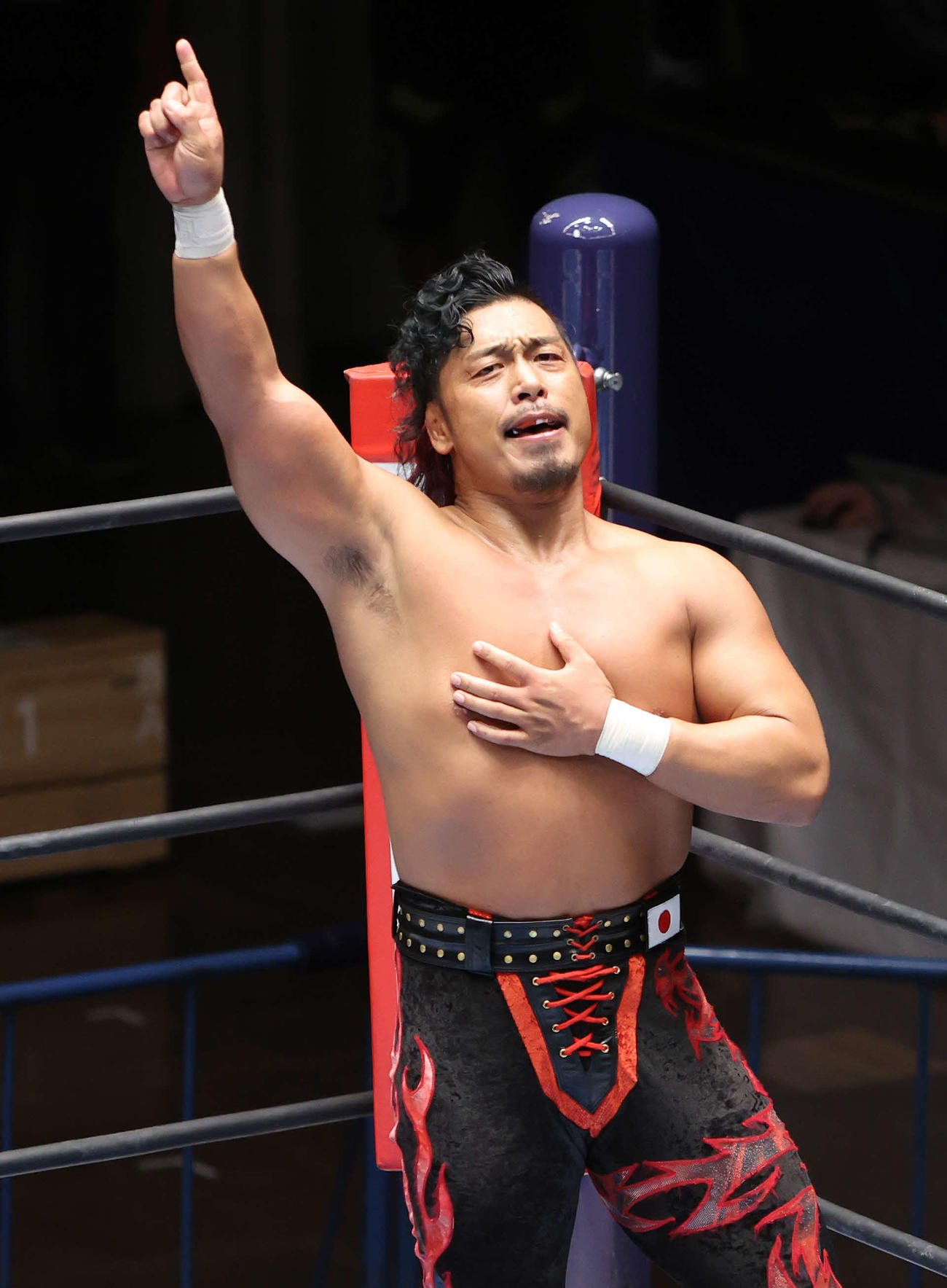 試合中、ポーズを決める鷹木信悟（撮影・鈴木正人）