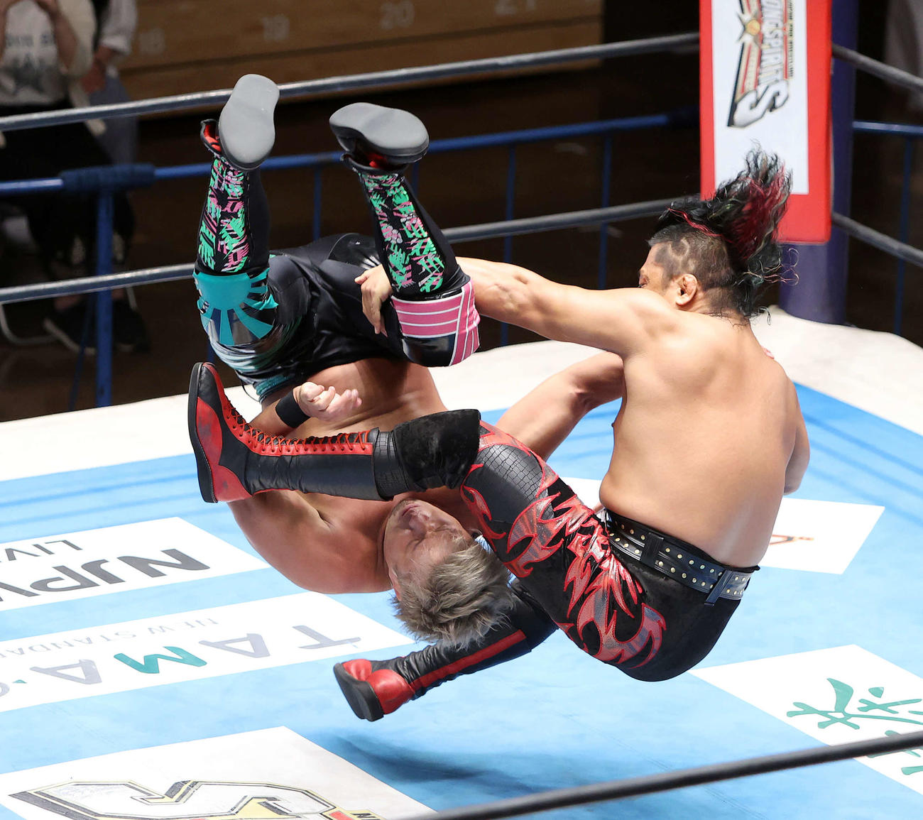 YOSHI－HASHI（左）にラスト・オブ・ザ・ドラゴンを決める鷹木信悟（撮影・鈴木正人）