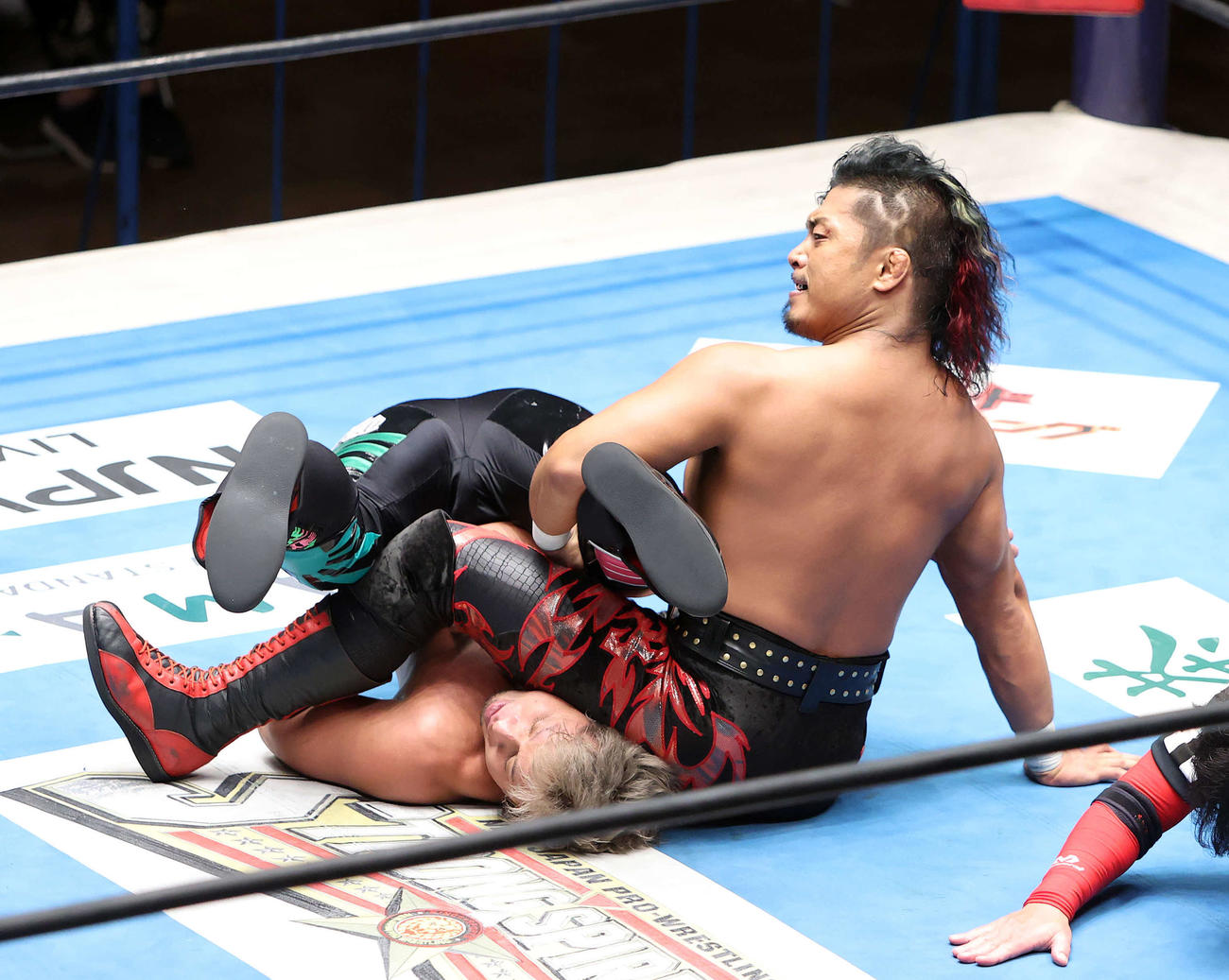 YOSHI－HASHI（左）にラスト・オブ・ザ・ドラゴンを決め勝利した鷹木信悟（撮影・鈴木正人）