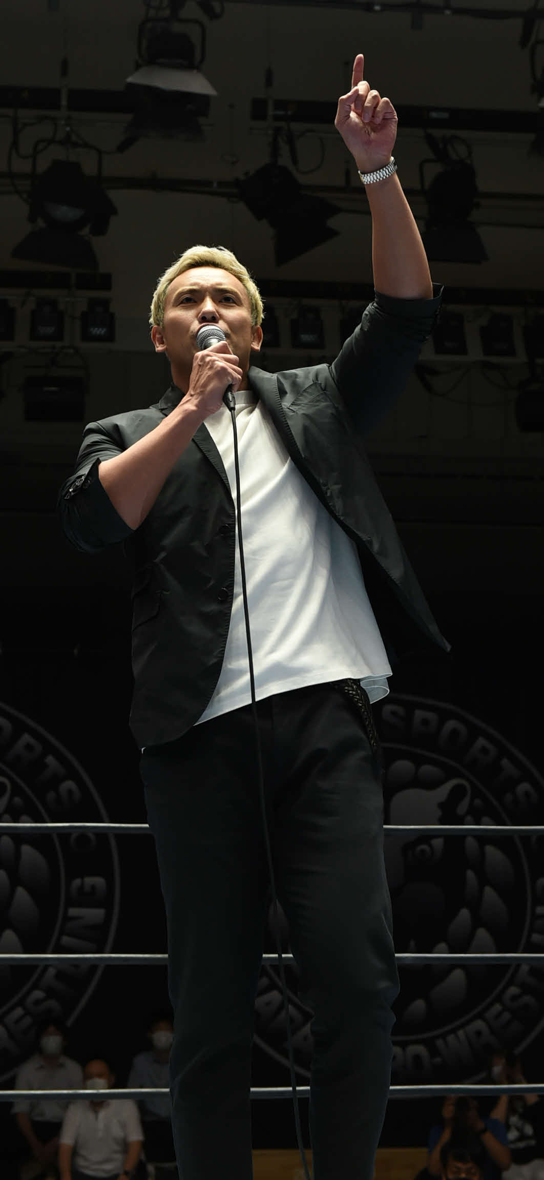 新日本プロレス後楽園大会　第1試合の前にリングに上がり、ファンに向けてあいさつしたオカダ・カズチカ（新日本プロレス提供）