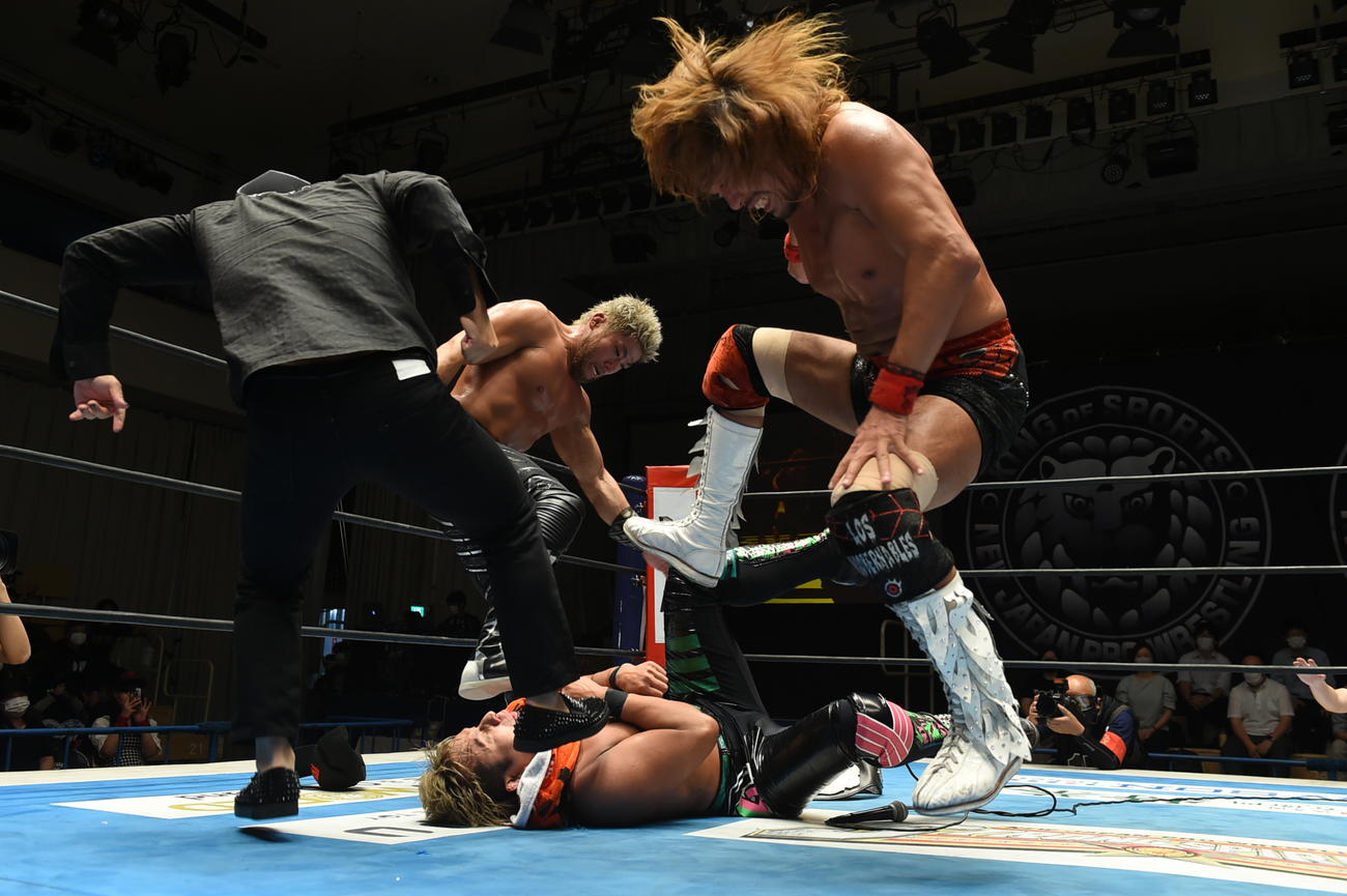 新日本プロレス後楽園大会　試合後YOSHI－HASHI（下）を襲撃する内藤哲也（右）。左はBUSHI、中央はSANADA（新日本プロレス提供）