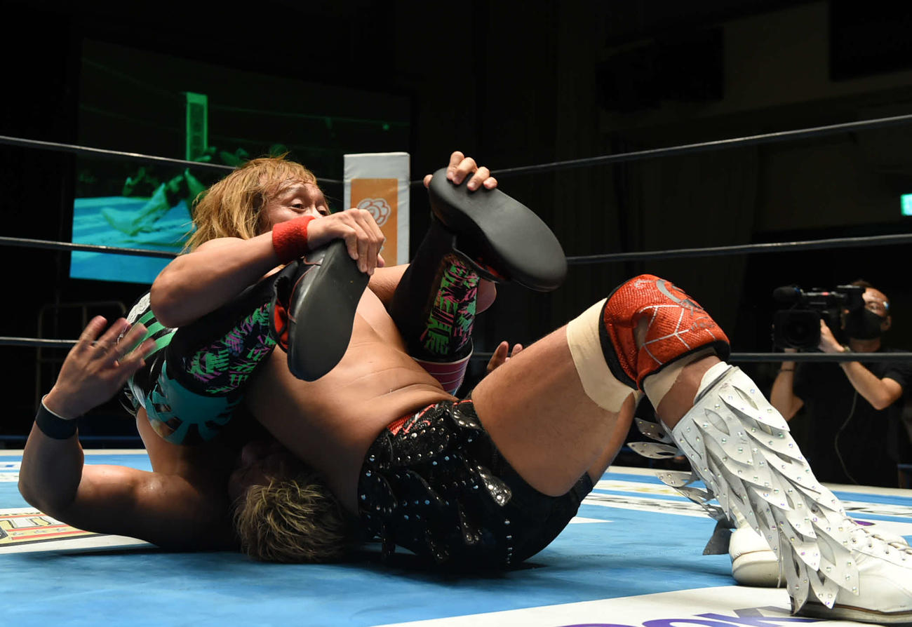 新日本プロレス後楽園大会　ジャックナイフ式エビ固めでYOSHI－HASHIから3カウントを奪った内藤哲也（上）（新日本プロレス提供）