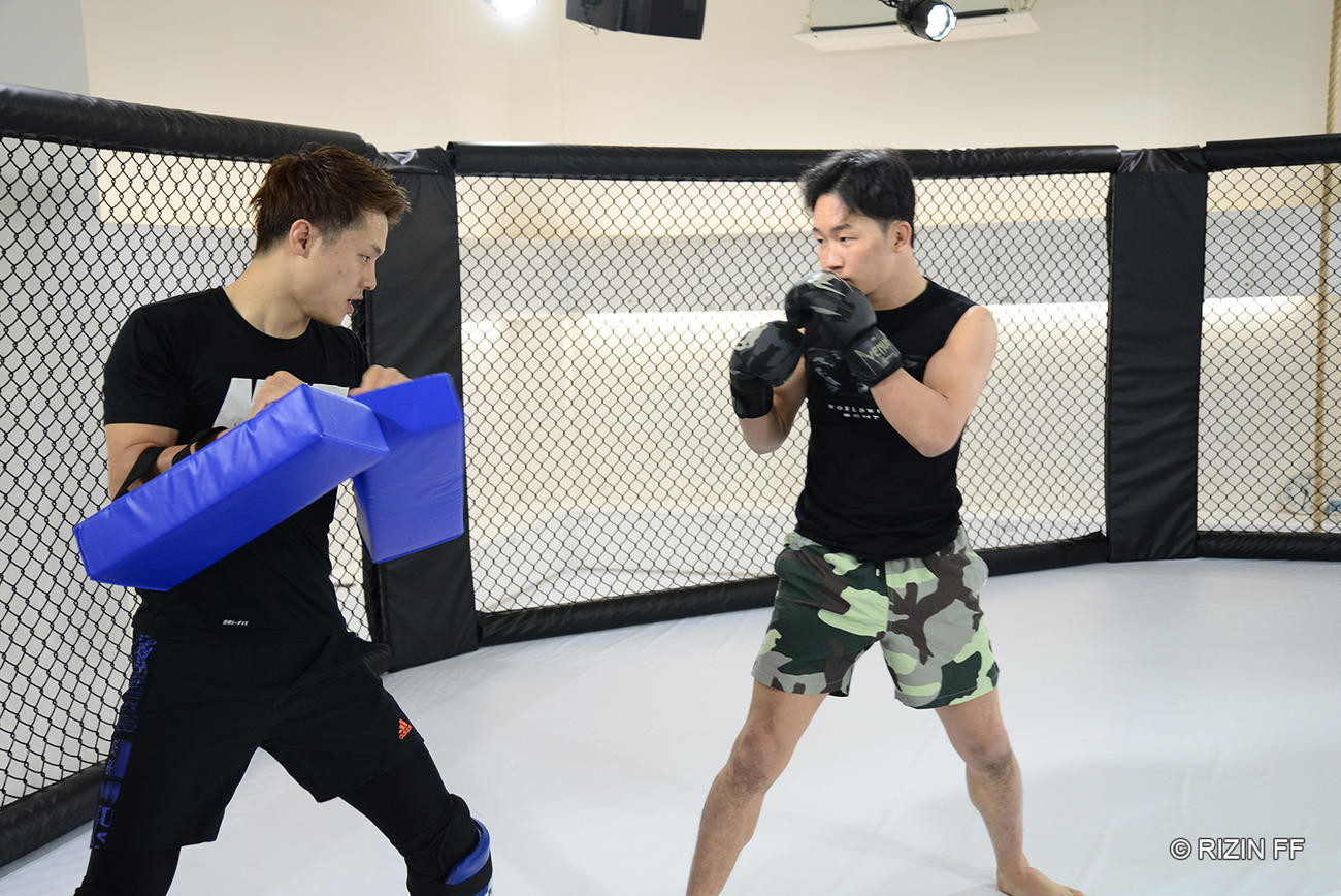 6月13日のRIZIN東京ドーム大会に向けた公開練習を行った朝倉未来（右）（RIZIN FF提供）