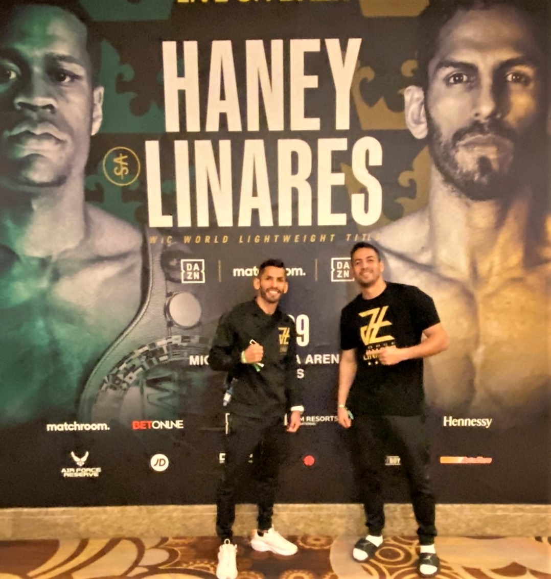 試合会場となるマンダレイ・ベイ・リゾート＆カジノに入った元世界3階級制覇王者リナレス（左）。右は弟カルロス・トレーナー（帝拳ジム提供）