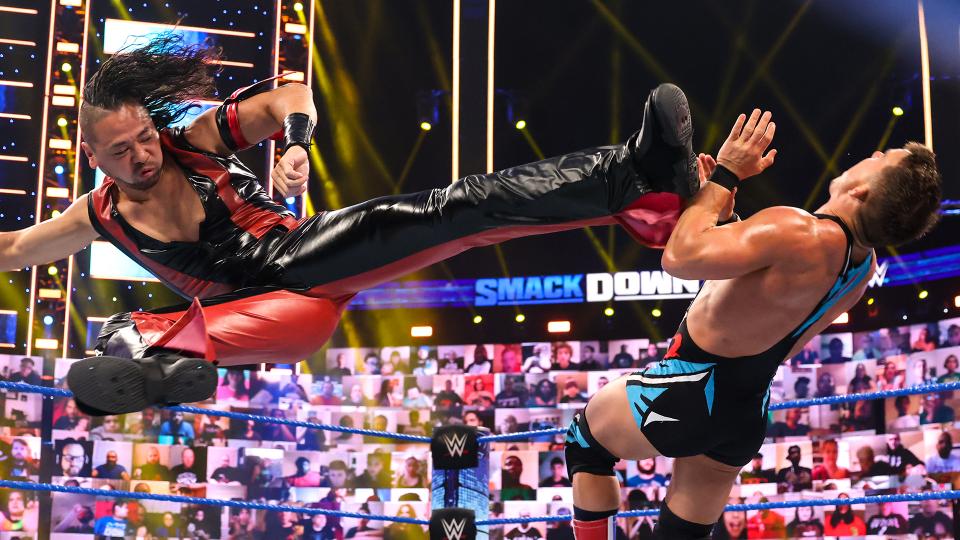 ゲイブル（右）にライダーキックを浴びせた中邑（C）2021 WWE, Inc. All Rights Reserved.