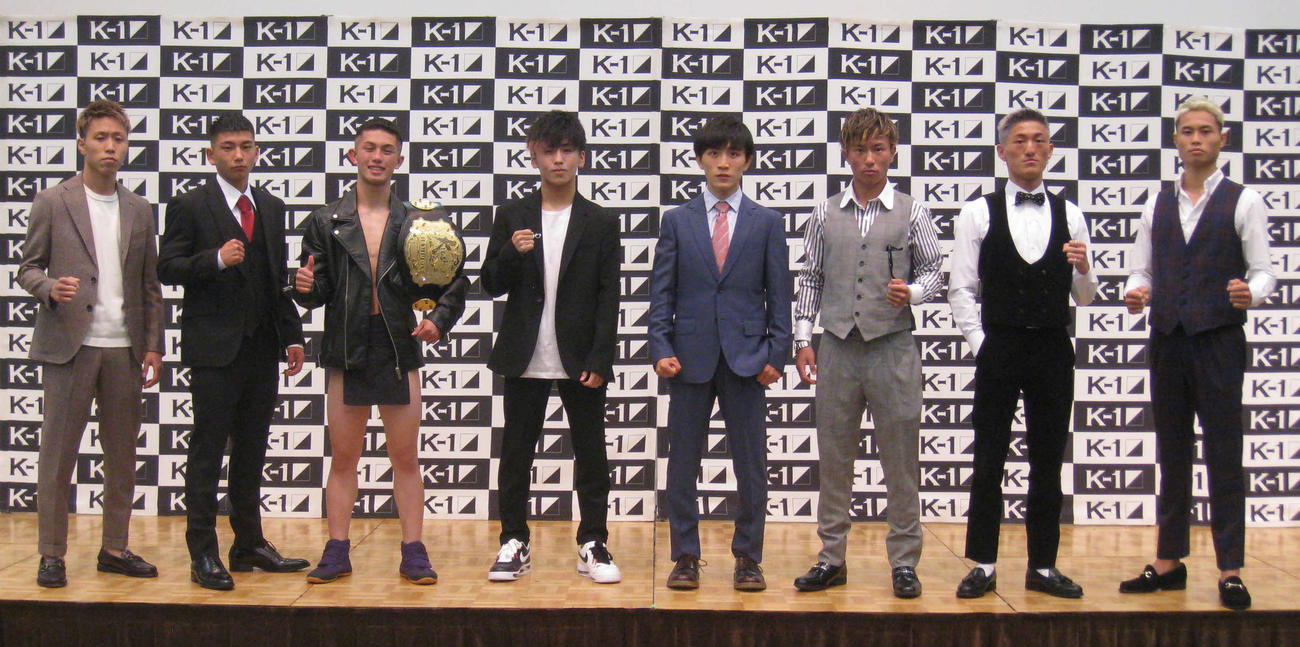 K－1バンタム級日本最強決定トーナメント出場の8選手。左から3人目が壬生狼一輝（撮影・吉池彰）