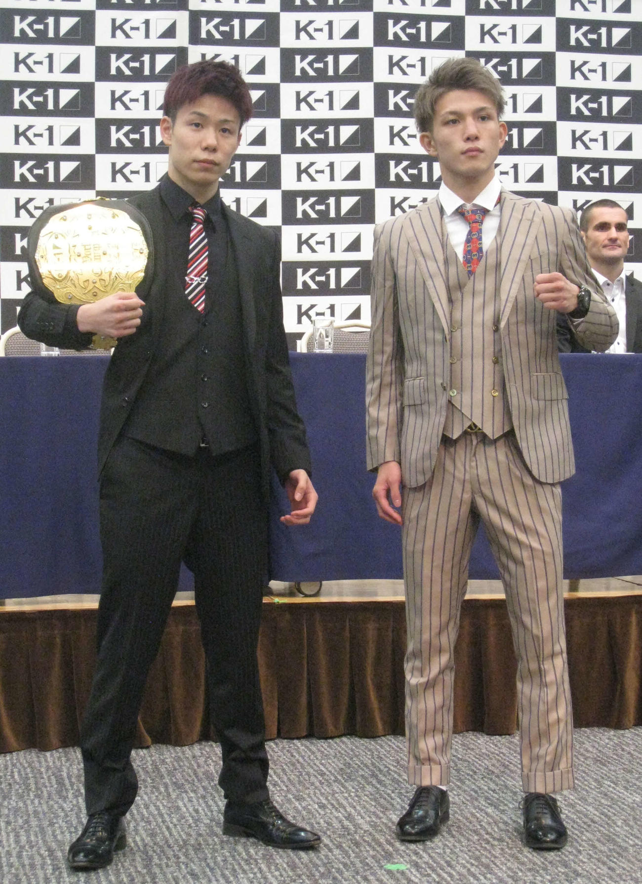 椿原龍矢（左）と対戦相手の玖村修平（撮影・吉池彰）