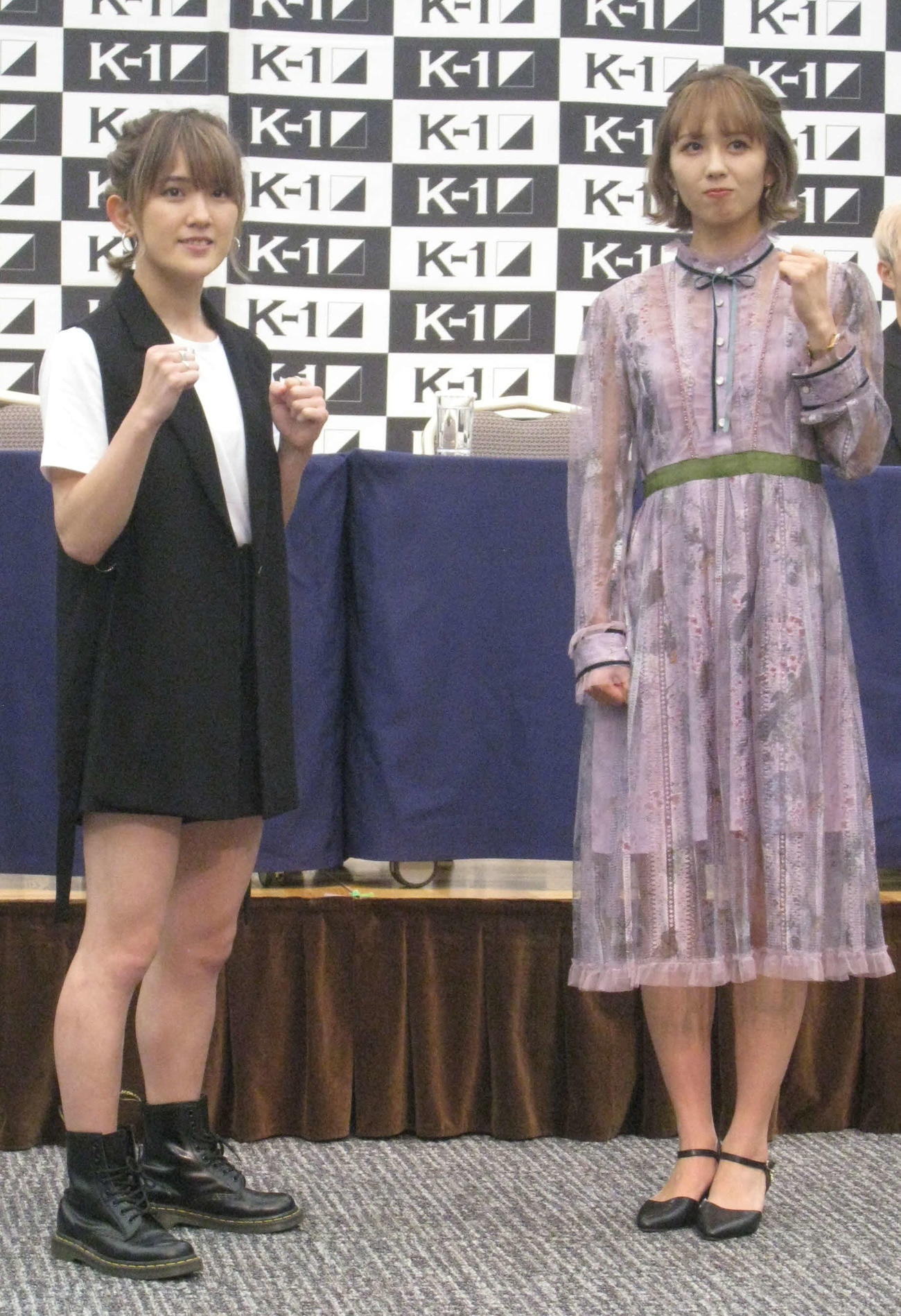 会見を前にポーズを取るMIO（左）と菅原美優（撮影・吉池彰）