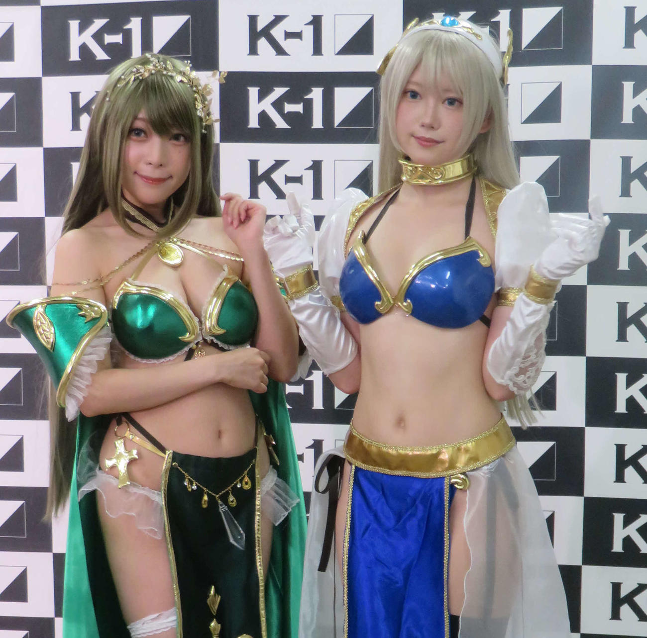 K－1スベシャルラウンドガールを務めたビキニアーマースタイルの人気コスプレイヤー宮本彩希（左）と篠崎こころ