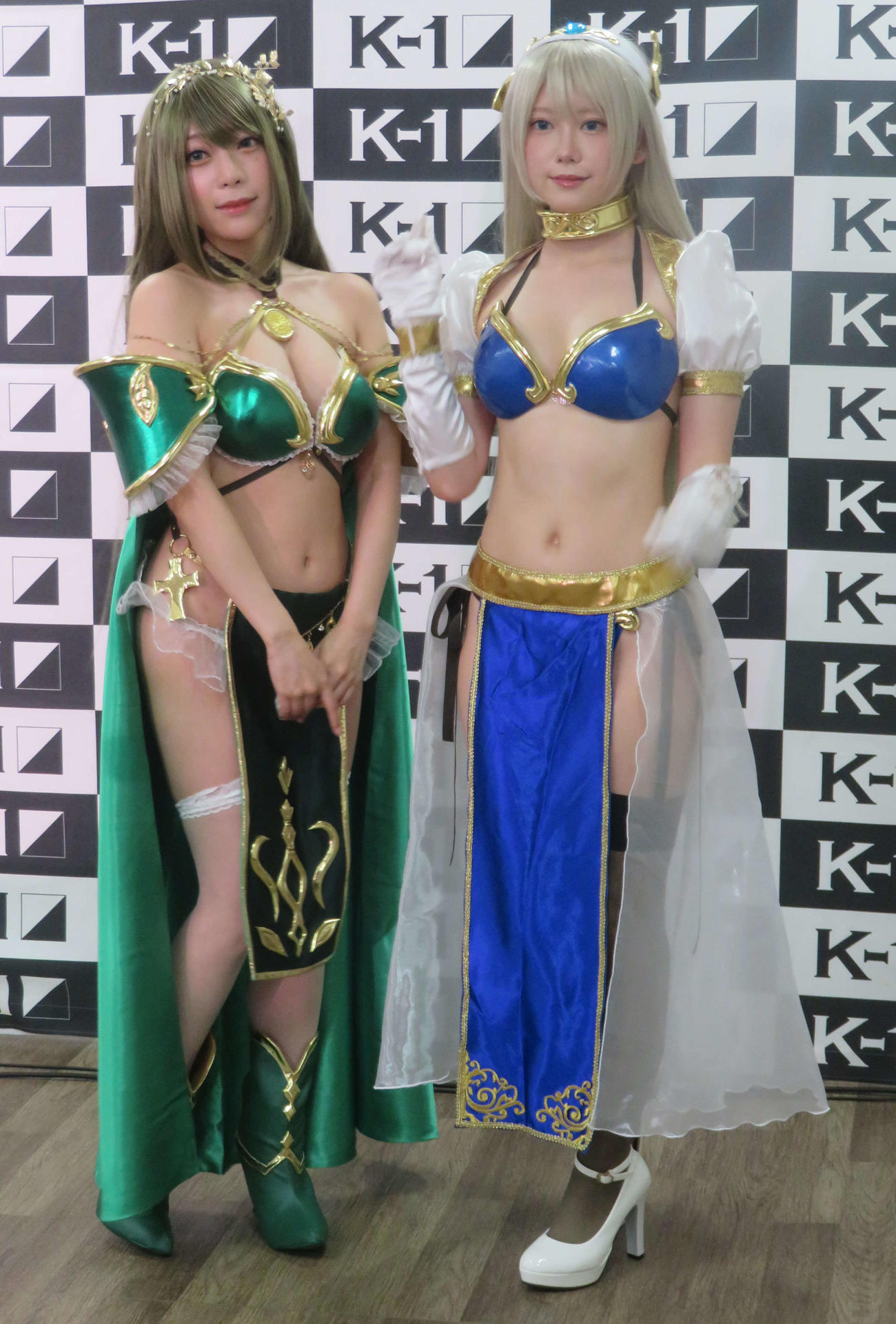 ビキニアーマースタイルでK－1スペシャルラウンドガールを務めたコスプレイヤーの宮本彩希（左）と篠崎こころ
