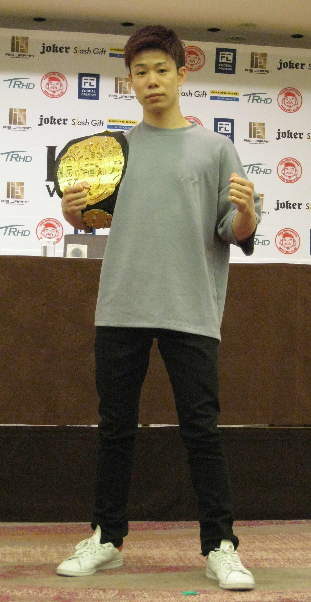 一夜明け会見にリラックスして現れた椿原龍矢（撮影・吉池彰）