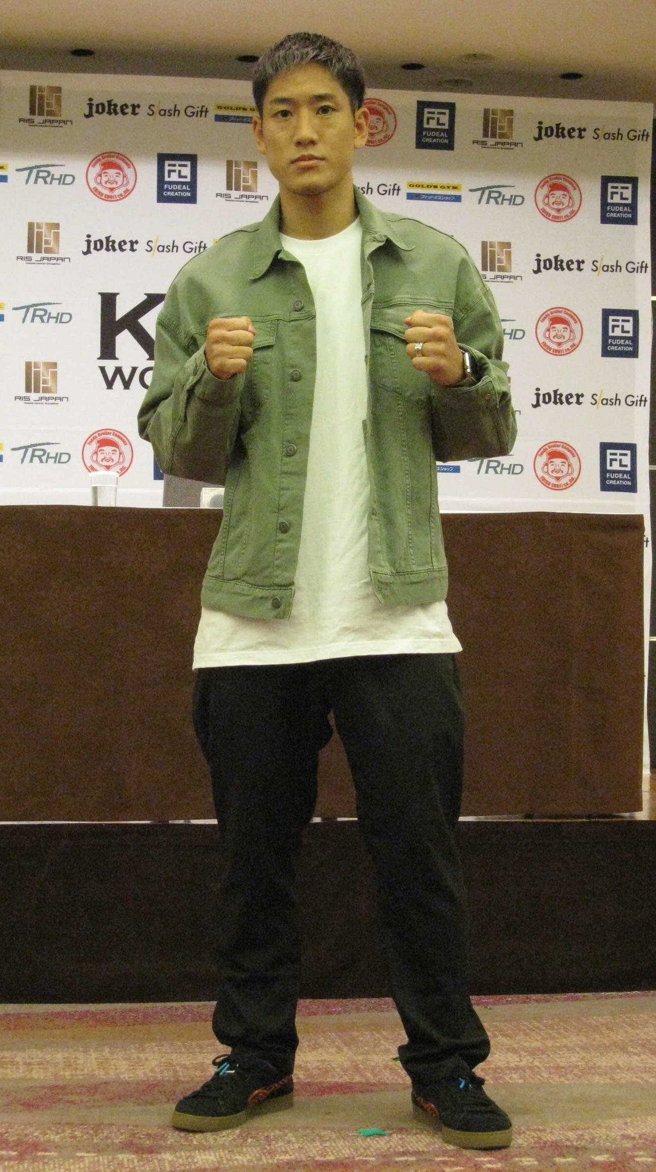 試合一夜明け会見にラフなスタイルで現れた林健太（撮影・吉池彰）