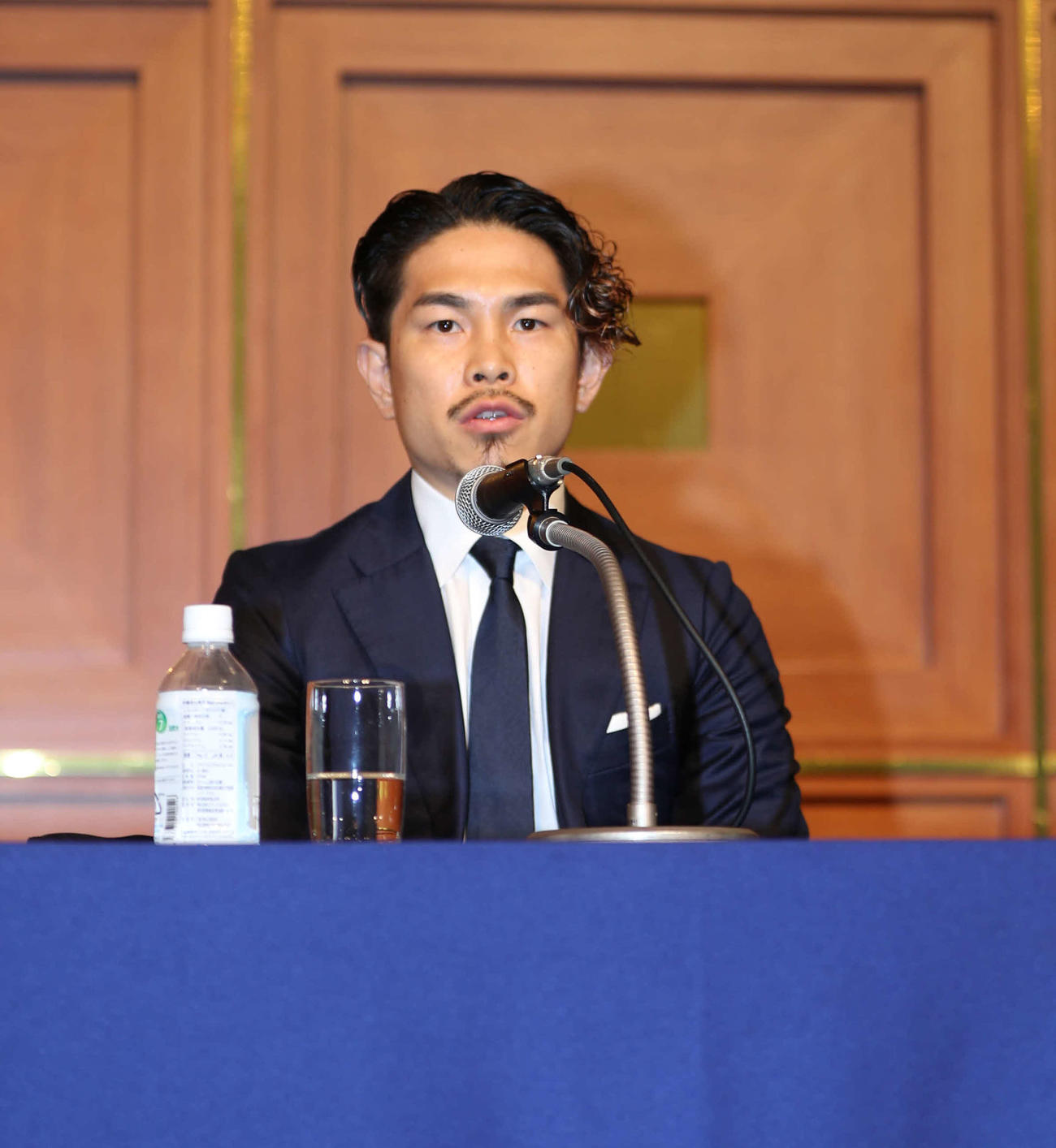 記者の質問に回答するWBO世界スーパーフライ級王者井岡一翔