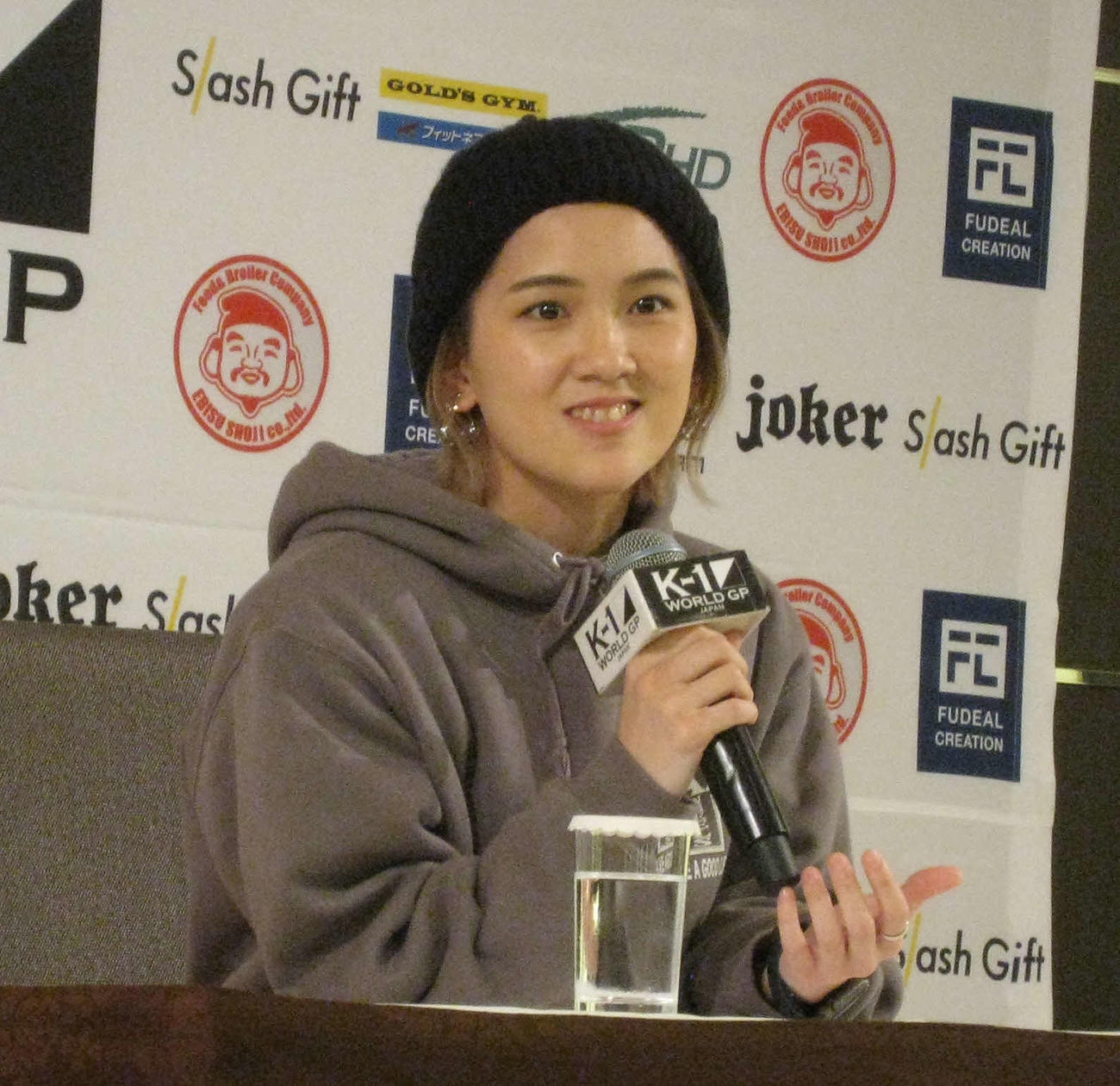 会見で菅原との再戦に言及するMIO（撮影・吉池彰）