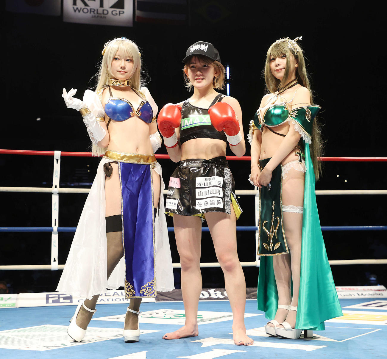 菅原美優に判定勝利したMIO（中央）、右はコスプレイヤー宮本彩希、左はコスプレイヤー篠崎こころ（2021年5月30日撮影）