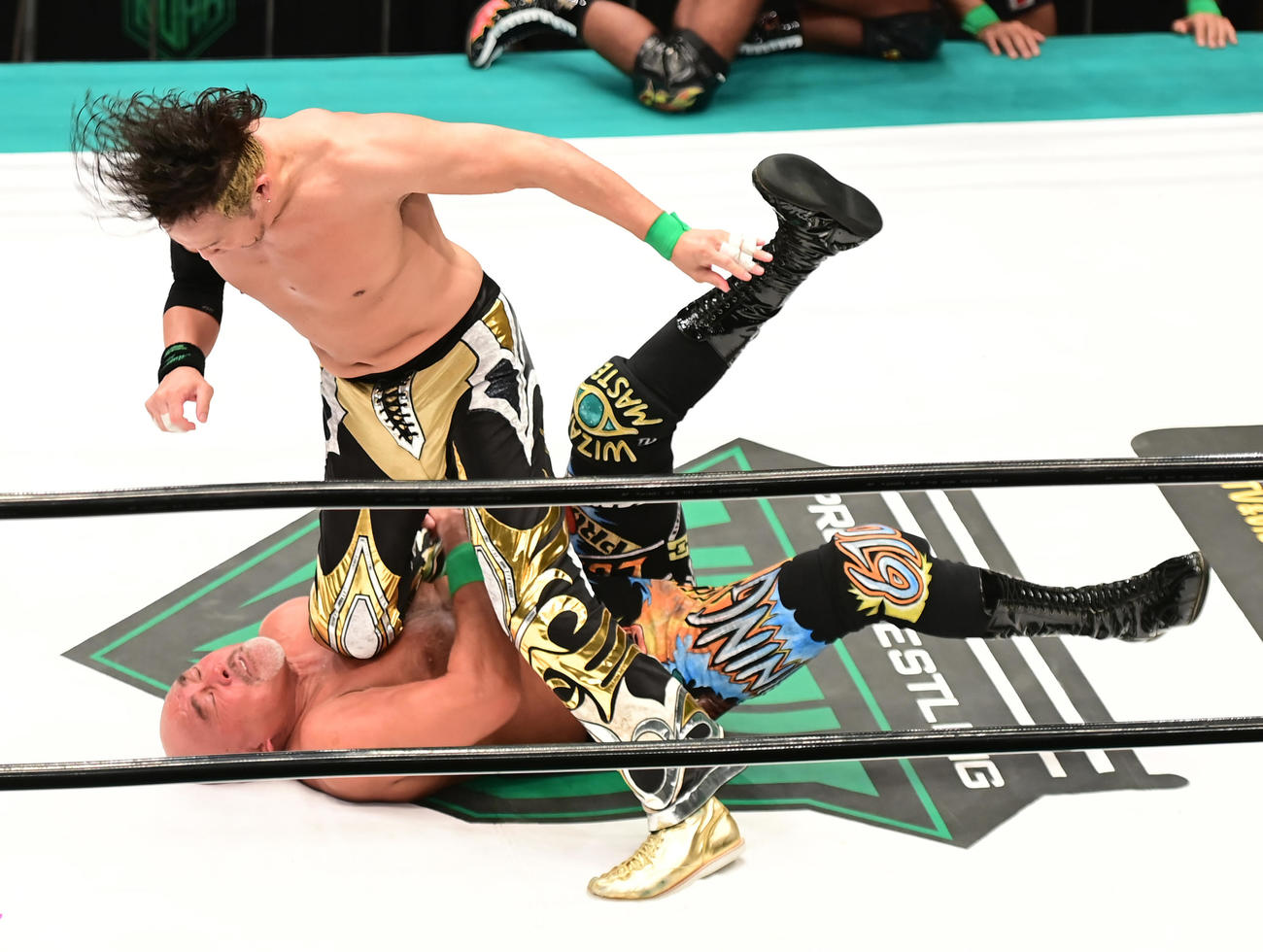 丸藤（上）にドラゴンスクリューを見舞う武藤（撮影・小沢裕）