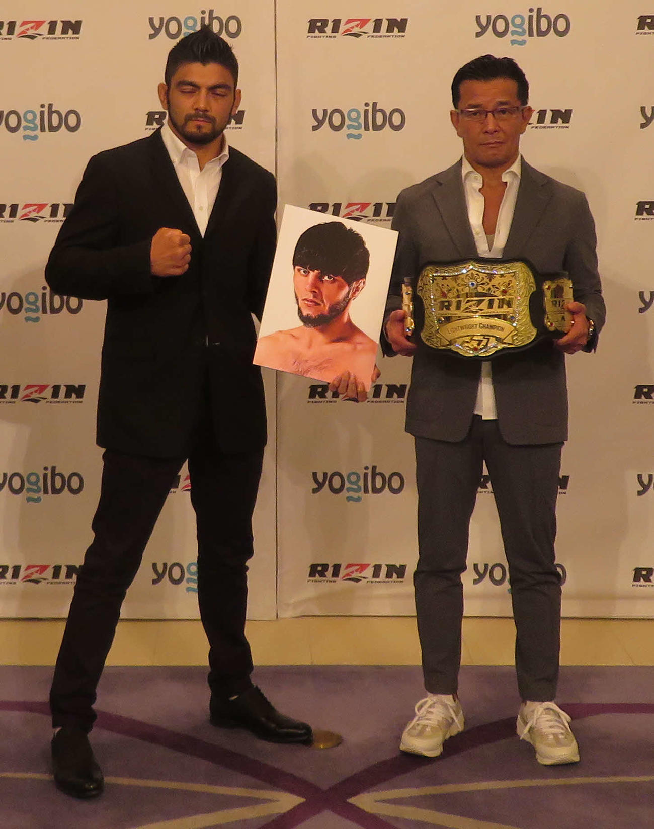 6月13日のRIZIN28大会のカード発表会見に出席したホベルト・サトシ・ソウザ（左）は、トフィック・ムサエフの写真を手に記念撮影に応じる。右はRIZIN榊原信行CEO（撮影・松熊洋介）