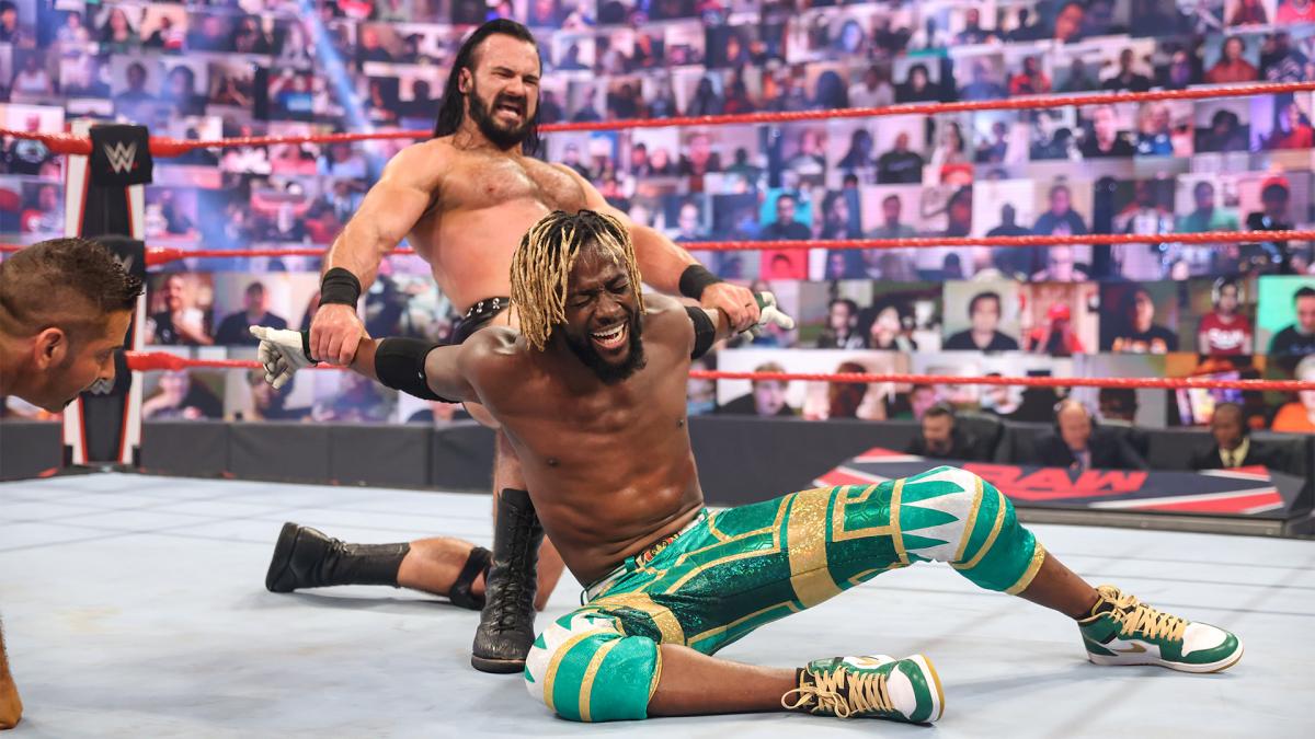 キングストン（手前）を痛めつけるマッキンタイア（C）2021 WWE, Inc. All Rights Reserved.