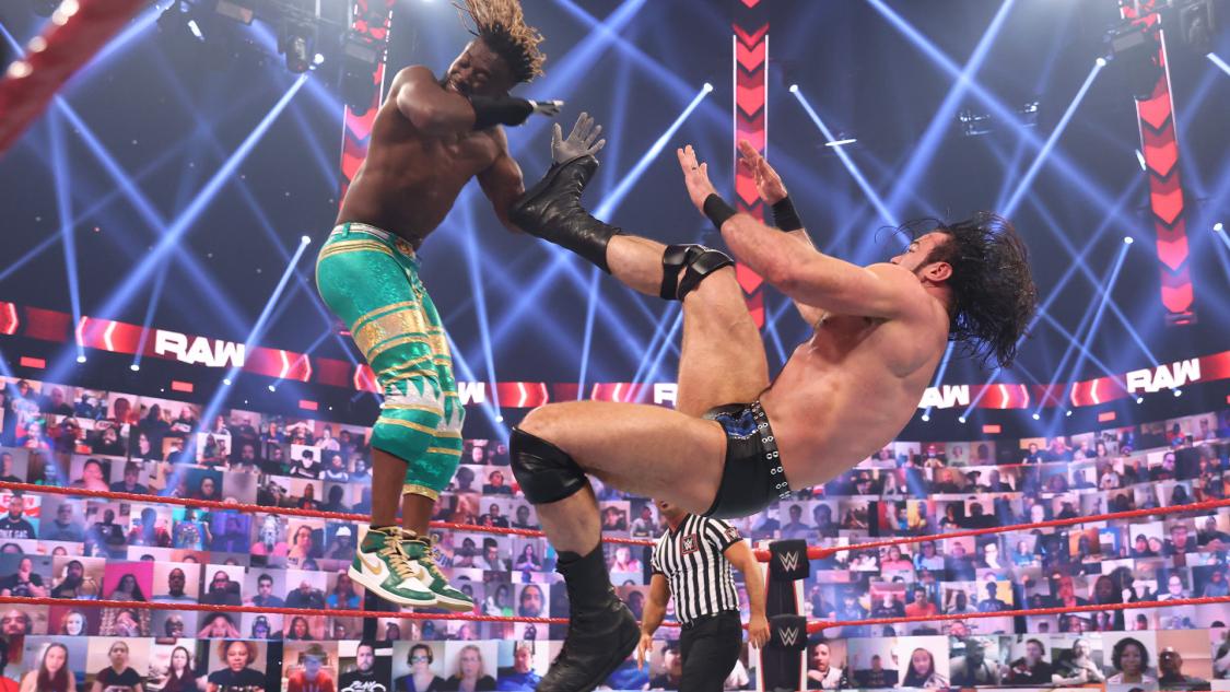キングストン（左）にカウンターのクレイモアを蹴りこむマッキンタイア（C）2021 WWE, Inc. All Rights Reserved.