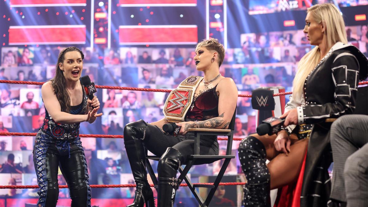 クロス（左）から挑発を受けたフレアー（右端）。中央はロウ女子王者リプリー（C）2021 WWE, Inc. All Rights Reserved.