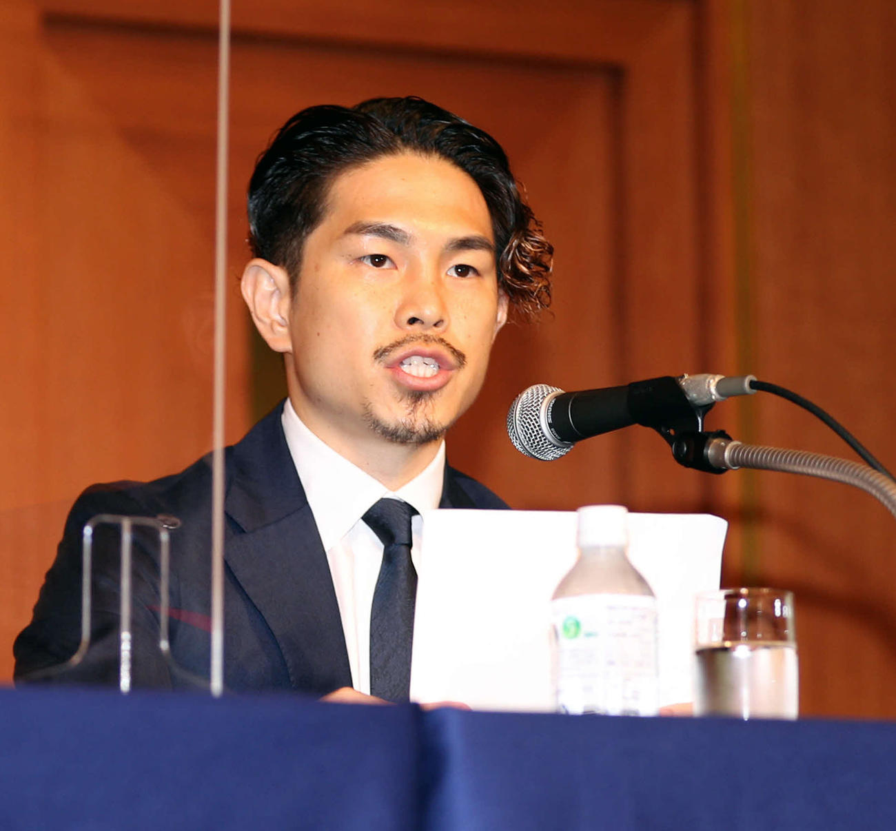 記者会見するWBOスーパーフライ級王者の井岡一翔(2021年5月19日)
