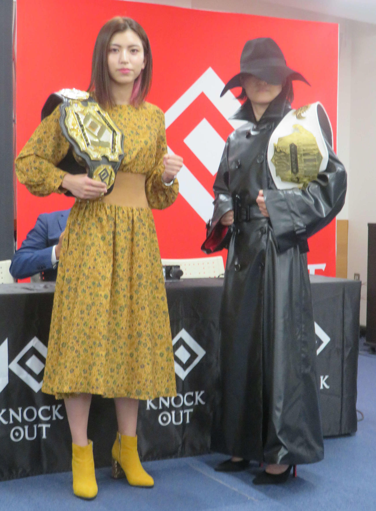 王者対決の決まったミネルヴァ・ライトフライ級王者sasori（右）とKNOCK OUT－BLACK女子アトム級王者ぱんちゃん璃奈