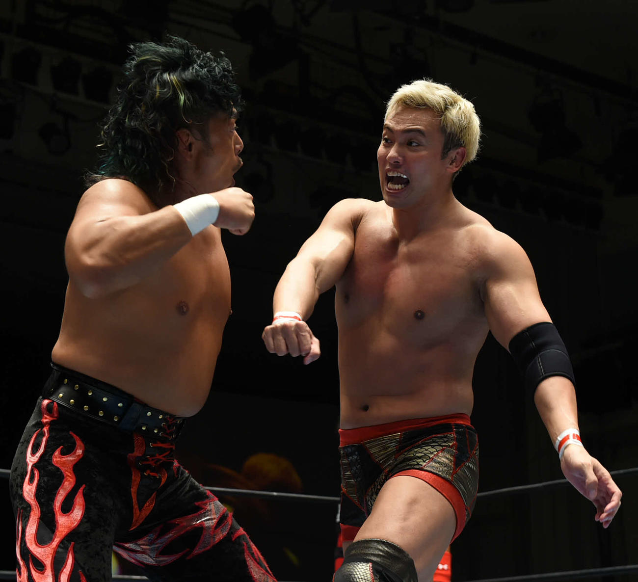 新日本プロレス後楽園大会　鷹木信悟（左）とエルボー合戦を繰り広げるオカダ・カズチカ（新日本プロレス提供）