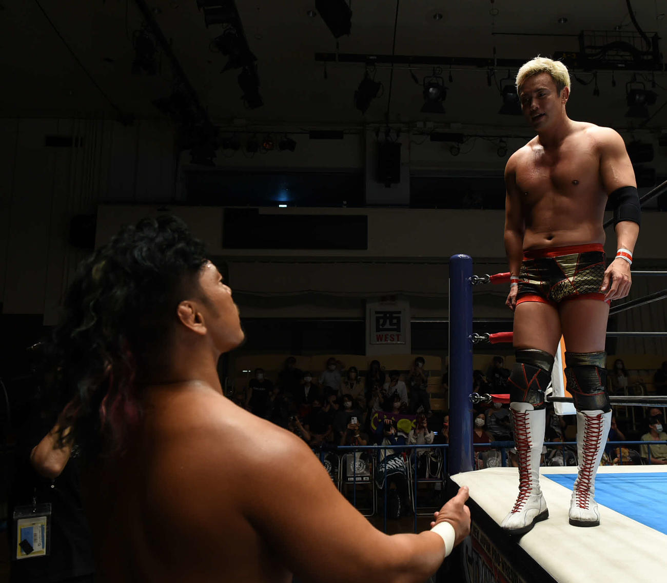 新日本プロレス後楽園大会　試合後鷹木信悟（左）とにらみ合うオカダ・カズチカ（新日本プロレス提供）