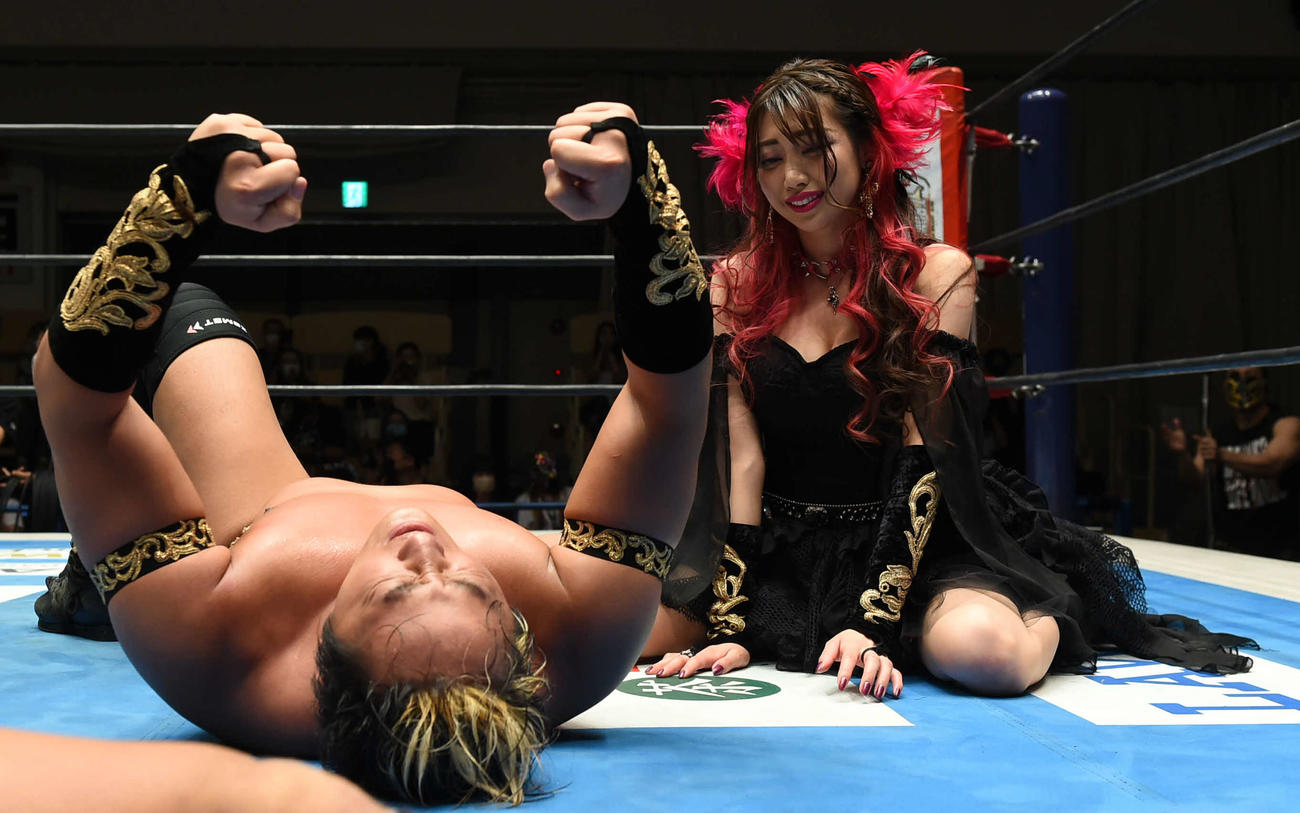 新日本プロレス後楽園大会　IWGPタッグ王者に輝いたタイチ（左）。右はあべみほ（新日本プロレス提供）