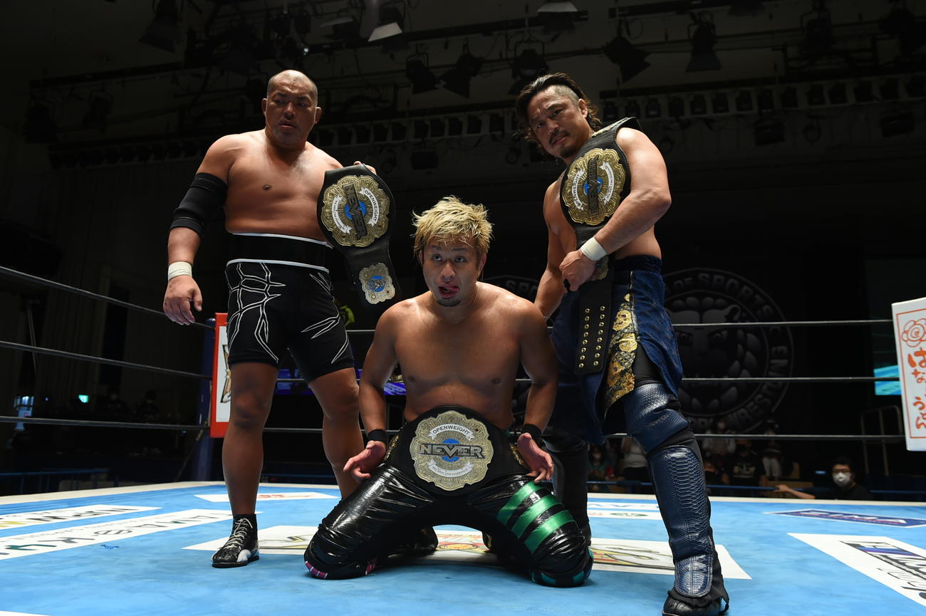 新日本プロレス後楽園大会　NEVER無差別級6人タッグ選手権で史上最多5度目の防衛に成功した左から石井智宏、YOSHI－HASHI、後藤洋央紀（新日本プロレス提供）