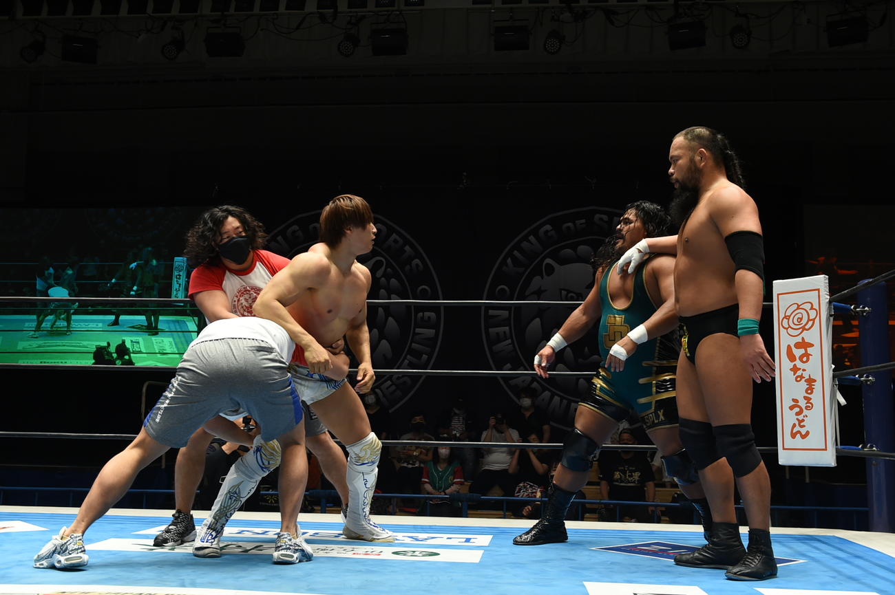 新日本プロレス後楽園大会　試合後はジェフ・コブ（右から2人目）に襲いかかろうとする飯伏幸太（左）はセコンドに止められる。右はグレート・O・カーン（新日本プロレス提供）